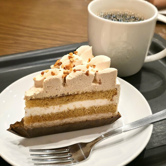 「一生売っててほしい」スタバの“限定スイーツ”クリームたっぷりで幸福感スゴいんです！「あと3回は食べたい」「でかいし、クリームの盛りがすごい」