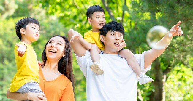 楽しそうな両親と2人の子ども