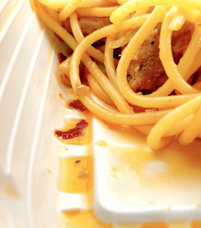 「コスパやばすぎ」「道民でマジでよかった」セイコーマートの“170円スパゲッティ”チキン盛り盛りでビビった!「中毒性がありすぎる」「週3回くらいは買いに行ってる」《実食レビュー》