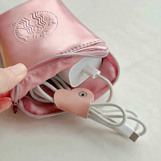 「朝イチで買ってきちゃった」スタバの“きらきら桜ポーチ”ドリンク券がついてお得すぎる!「買えて良かった」「お店出るときには無くなってた!」