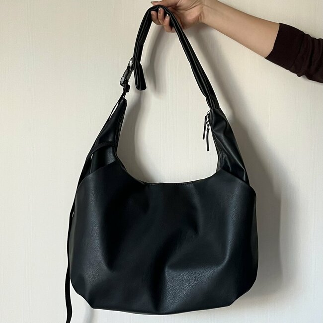 1泊2日の荷物が余裕で入った！GUの“高見えショルダーバッグ”オシャレなのに収納力すごい！「かなりコスパいい」「見た目以上に収納できる」