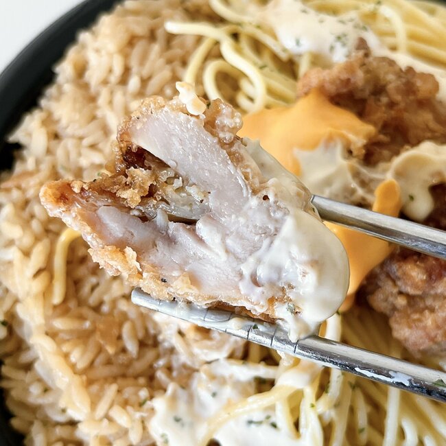 「量がヤバいんじゃぁッ!」セブンの“ドカ盛り弁当”1124kcalもあってボリュームがすごい!「ニンニクがガツンと効いてる」「こってりジャンキーでうまい」