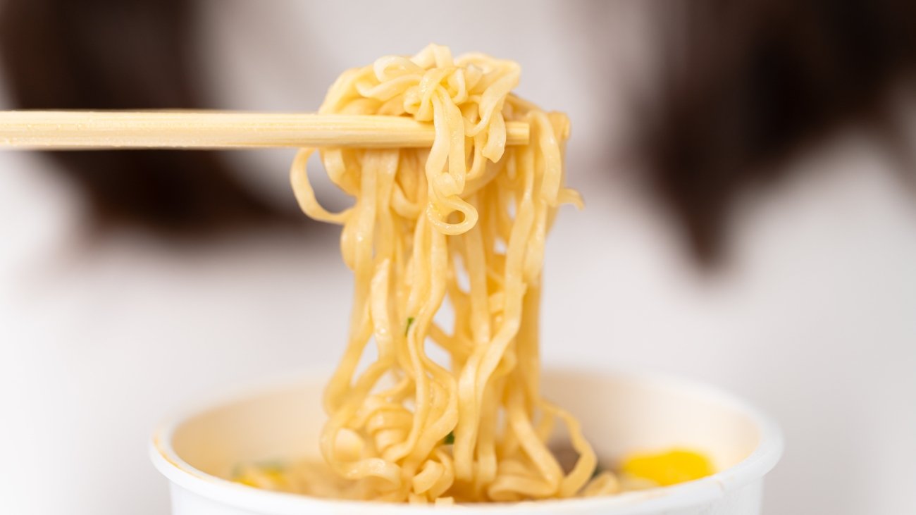 【生産者さんと本気で考えた!】カップラーメンに生で大量に入れるとおいしいものベスト1