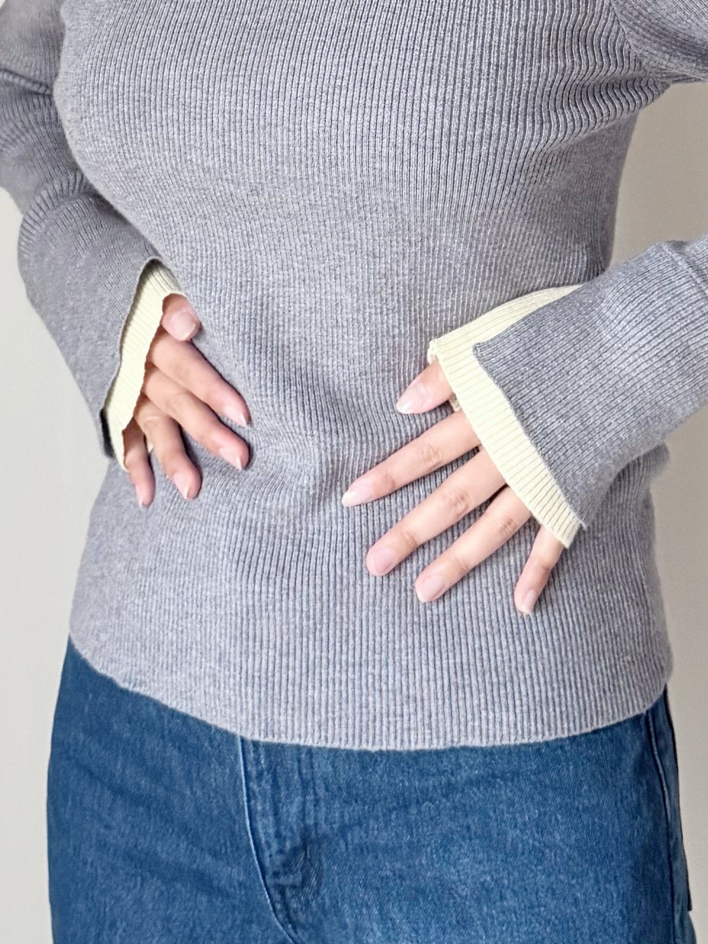 「2色買いました」「袖がかわいい」グローバルワークの“2093円トップス”たっぷり着回せてコスパ抜群です!「腕が細見えします」