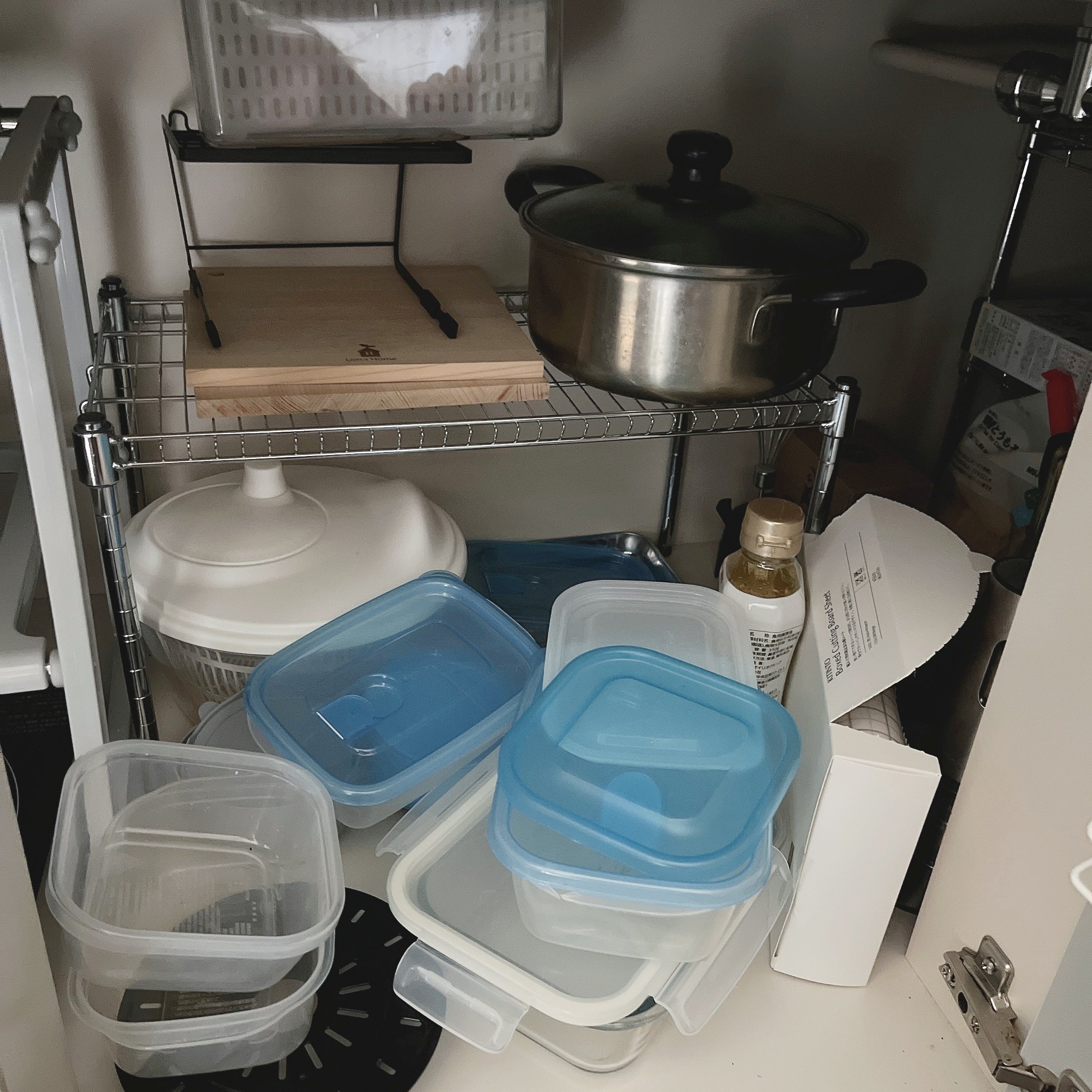 「もっと早く買えば良かった」ニトリの“おしゃれ収納”キッチンのデッドスペースが生まれ変わった！「シンク下が大幅にスッキリ」「片付けスペースが広がりました」