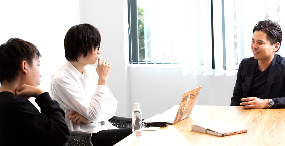 写真右から『絶対内定』著者の熊谷智宏さん、『メモの魔力』著者の前田裕二さん、『メモの魔力』担当編集でもある編集者の箕輪厚介さん