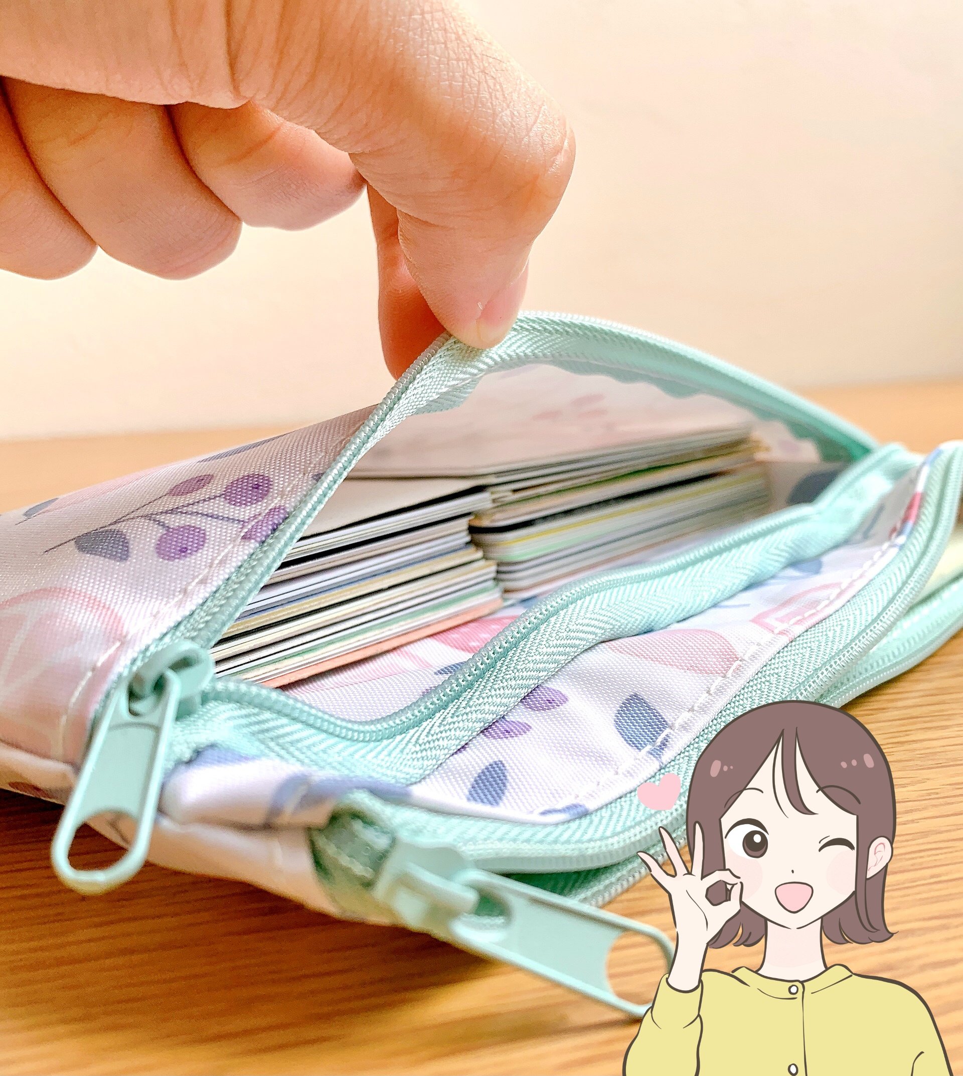 思わず2色買いしちゃったよ!セリアで見つけた“カードが40枚入るポーチ”お薬手帳や診察券をスッキリ持ち歩けます!《購入レビュー》