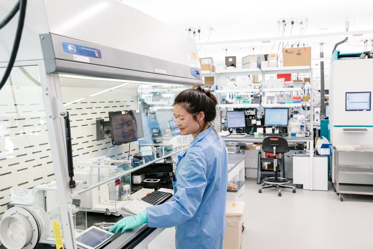 ギリアド本社で医薬品原料を計量する上席研究員