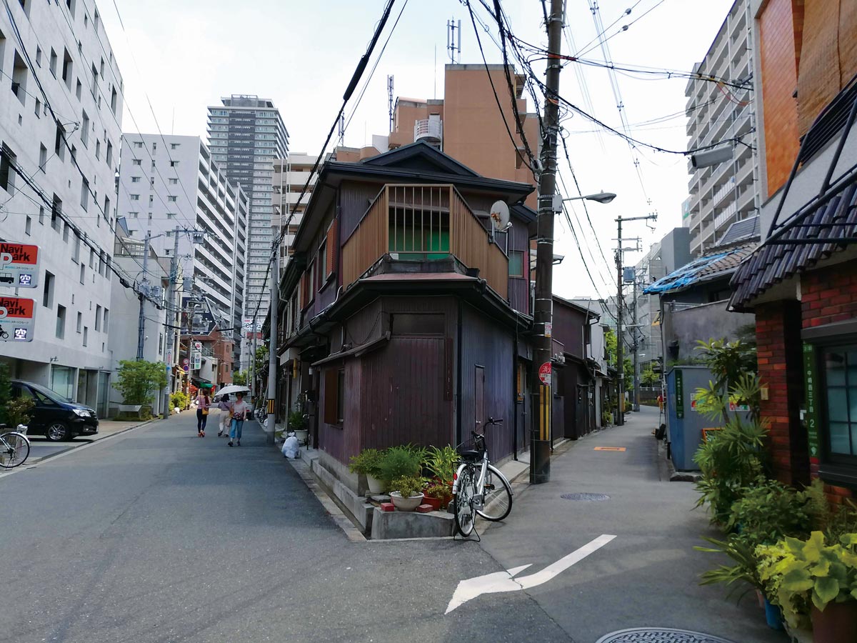 ラーメン二郎三田本店はなぜ人を惹きつけるのか?「Y字路専門家」の解説が面白すぎた!【全国の魅惑のY字路写真も多数掲載】