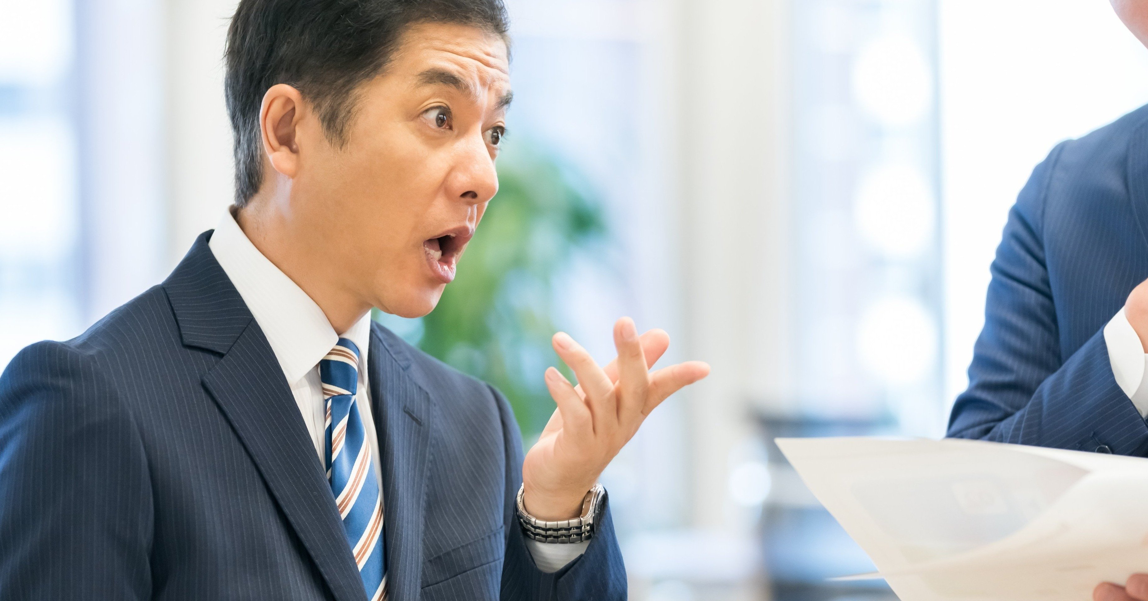 怒る男性ビジネスパーソン