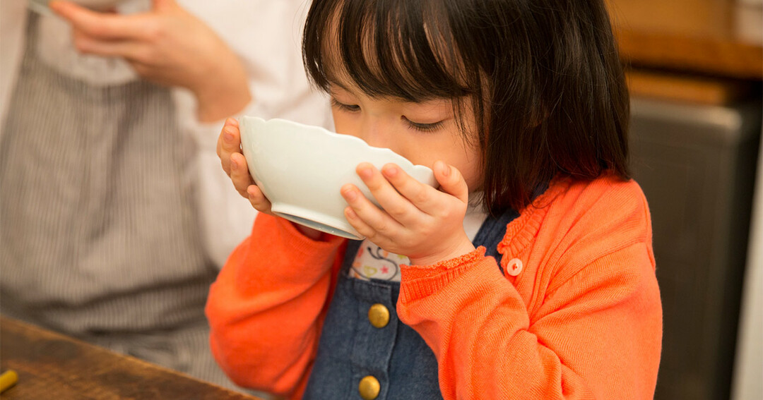 食事をする子ども