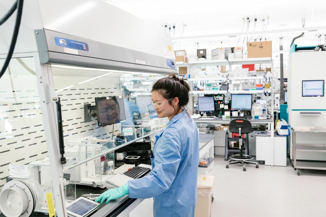 ギリアド本社で医薬品原料を計量する上席研究員