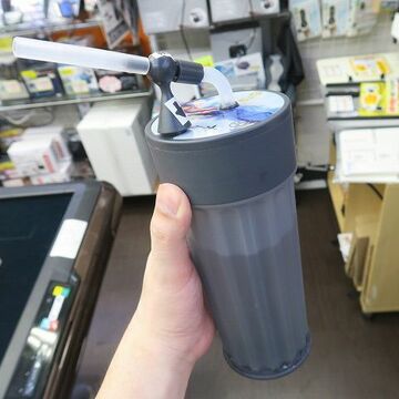 自動でドリンクを吸い上げる「電動ストローボトル」