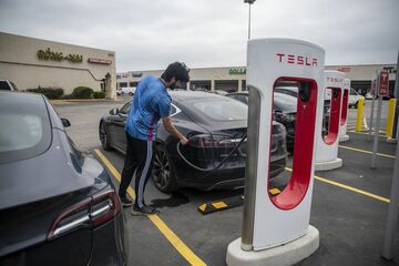 EV拠点目論むインド、テスラは走り去るかも