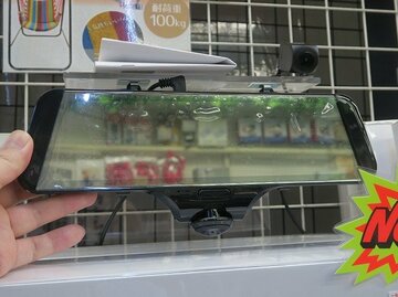 全画面液晶で超見やすい！ リアカメラ付きのミラー型360度ドラレコ