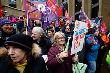 英大学に財務危機、進学率に影響も
