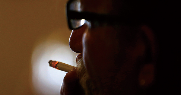 受動喫煙防止法の議論空転、たばこ会社は「加熱式」の扱い注視