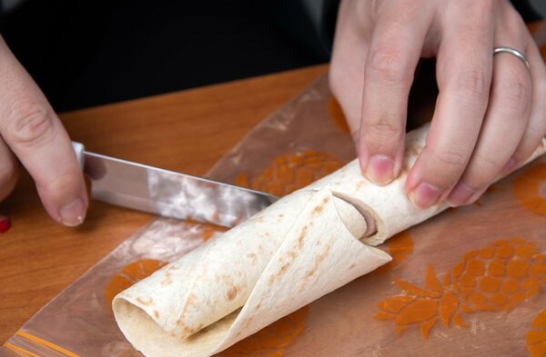 ナイフで切る様子