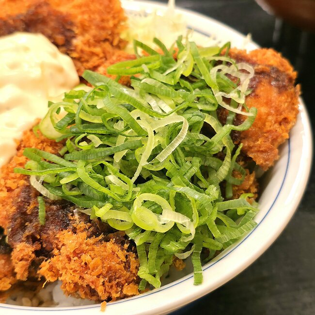 「かつやで一番おいしい」「満足度高すぎる」かつやの“豪快どんぶり”お肉がドドンとのっててボリューム凄い!「なかなかやるやん」