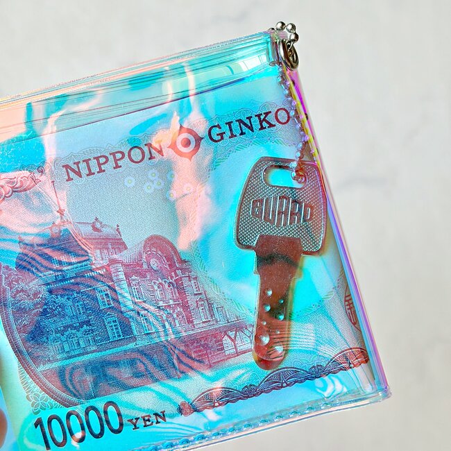 もう普通の財布に戻れないかも…！ダイソーの「ぺたんこ財布」お札が折らずに入るし、カギやカードも収納できて嬉しい！
