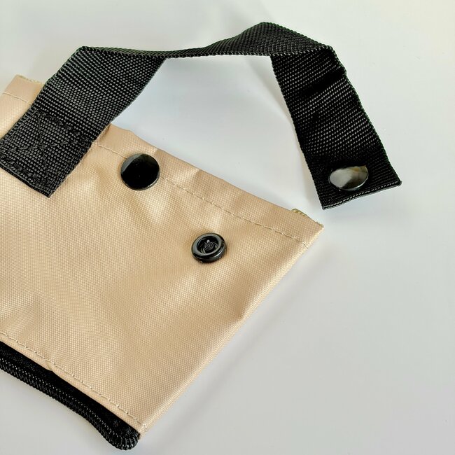 「ずっと探してた」セリアの“ドリンクホルダーになるポーチ”が画期的すぎる!「やっと買えた」「片手が塞がらなくて助かる」