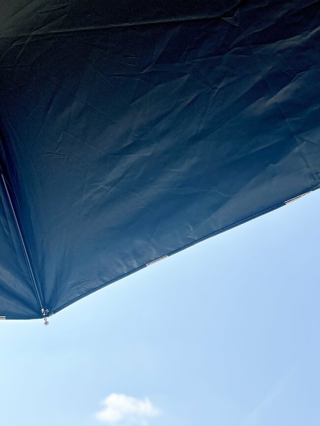 日差しが強い日も安心…!3COINSの「光とUVをカットする折りたたみ傘」体をすっぽり覆ってくれてありがたい!