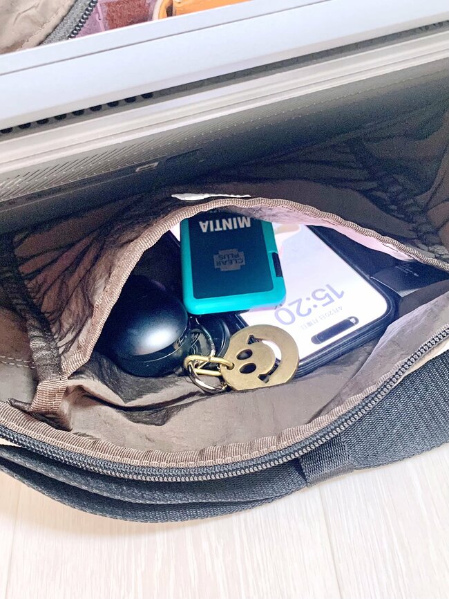 「毎日使っちゃう」「2色買いしました」ユニクロの“大容量ショルダーバッグ”が使い勝手バツグン！「肩にかけているのを忘れるぐらい軽快です」《購入レビュー》