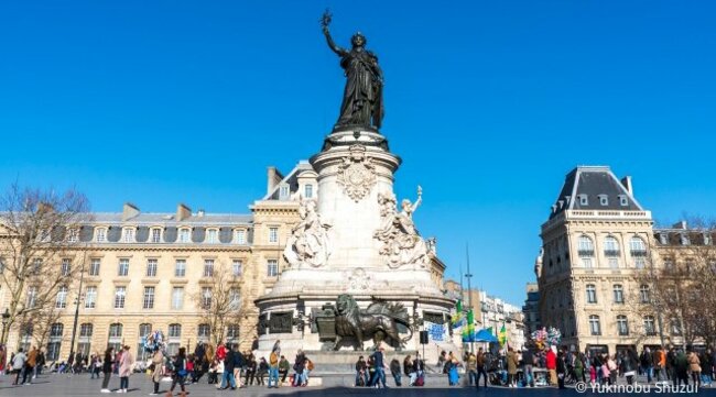 パリの共和国広場に立つマリアンヌ像