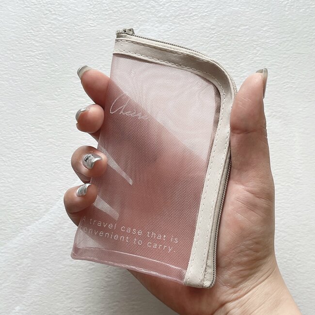 「収納力ばつぐん」「かさばらない!」セリアの“メイクお直しポーチ”ミニバッグに入るコンパクトさがお気に入り!「リップ何本も入れようと思う」