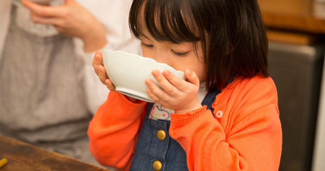 食事をする子ども