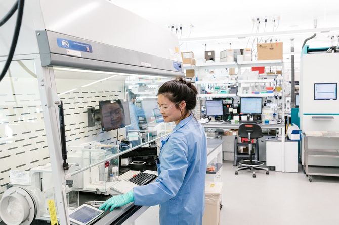 ギリアド本社で医薬品原料を計量する上席研究員