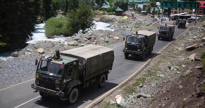 ラダック周辺を移動するインド軍