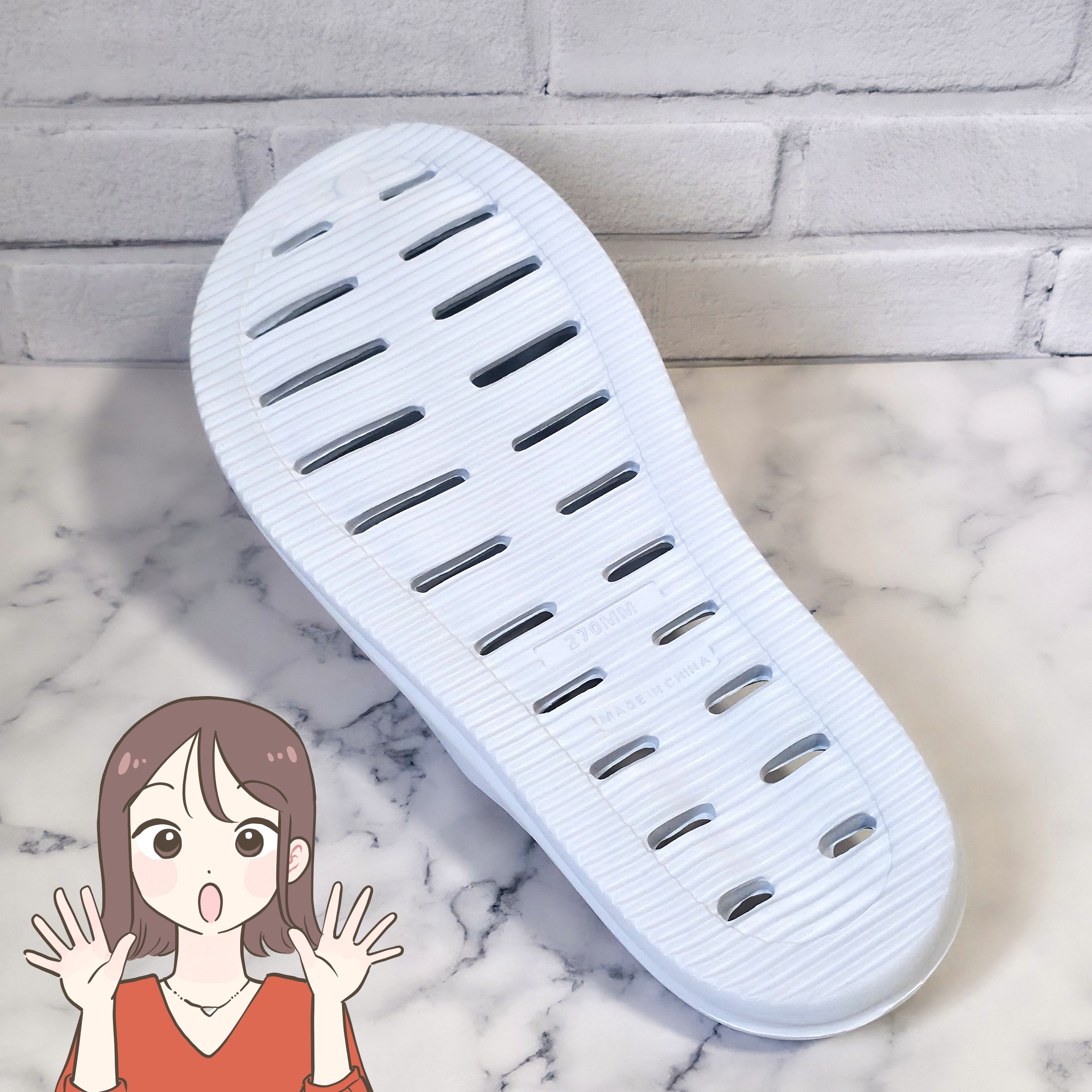 もっと早く出会いたかった～！ダイソー姉妹店の「お風呂用スリッパ」がめっちゃ天才！水が溜まらないから足が濡れないんです！