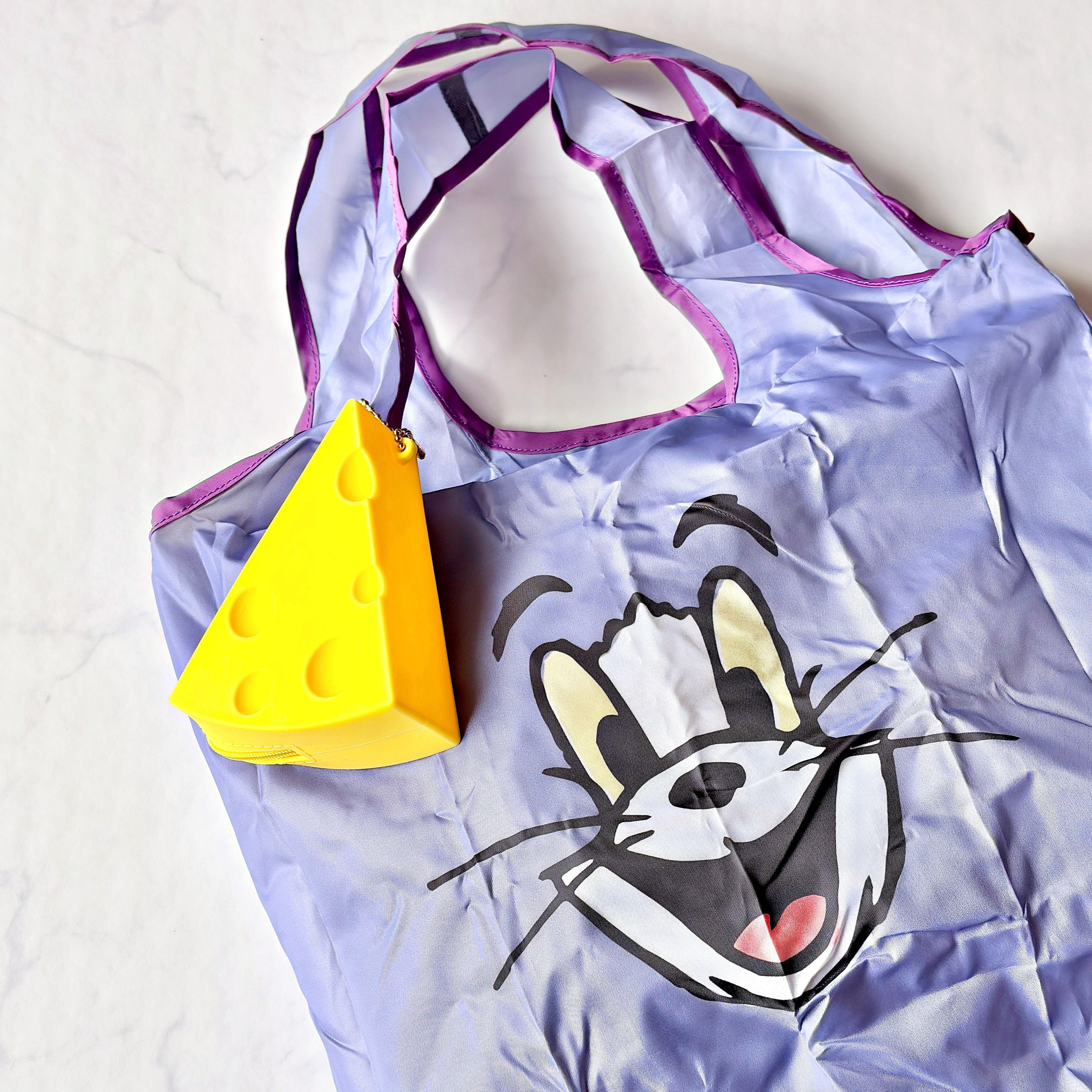 「買わずにはいられなかった」「ふつーに衝動買いしたわ」タリーズ×トムとジェリーの“チーズみたいなポーチ”エコバッグ付きで可愛すぎる…！