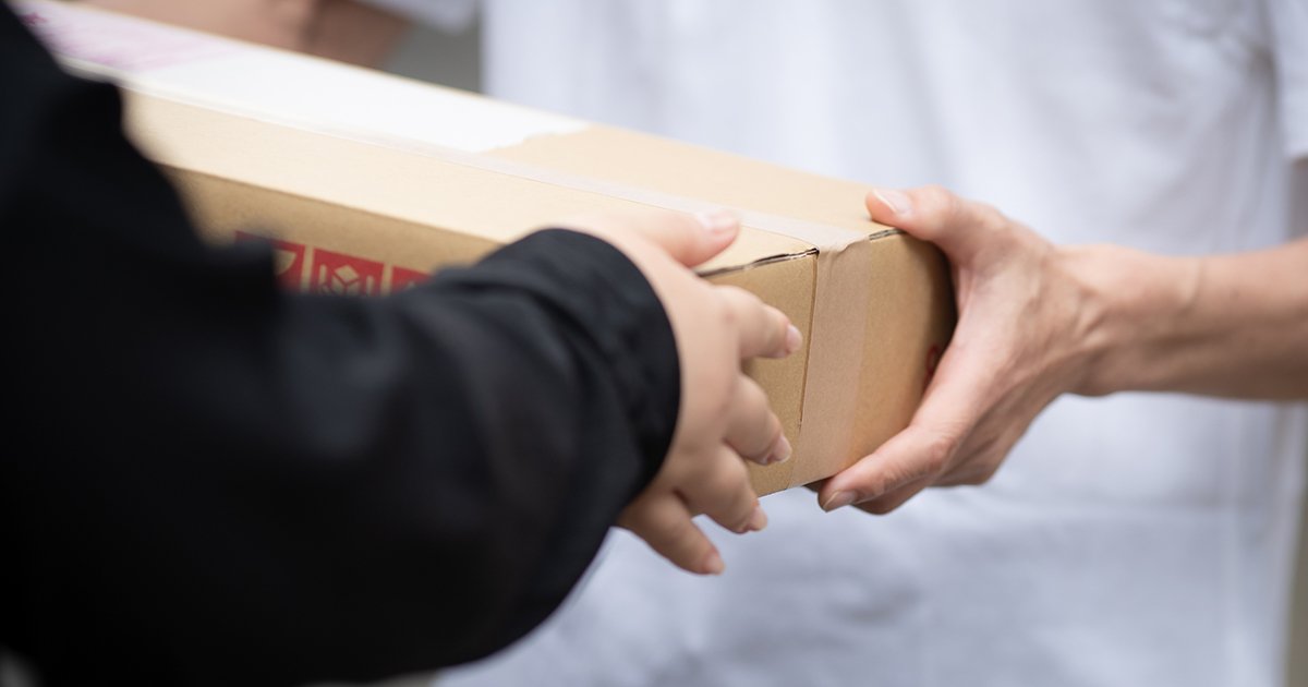 宅配を受け取る手