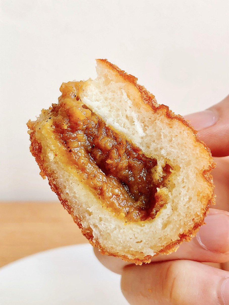 「コンビニ侮れねぇ」「開発してくれた方ありがとう」セブンの“お店で揚げたカレーパン”カリッカリの生地がウマすぎる！「3日間ぐらいは連続で食べてる」