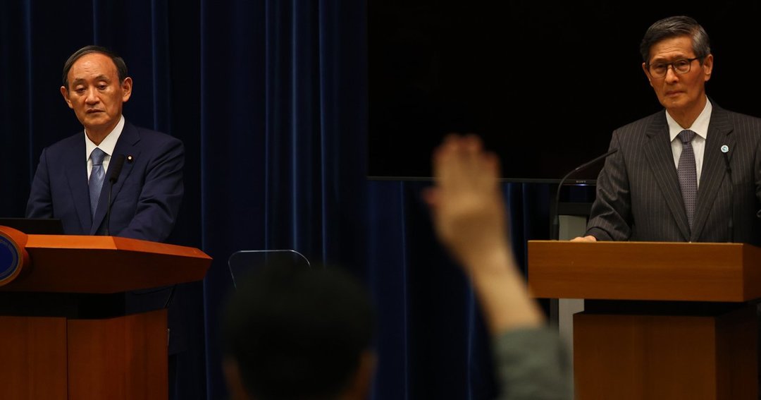 記者会見する菅義偉首相と政府分科会の尾身茂会長