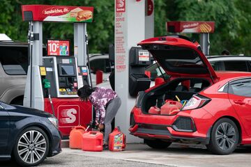 米のガソリン不足深刻化、価格は6年半ぶり3ドル突破