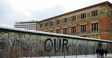 「そりゃ歴史が変わるわ…」ベルリンの壁崩壊を招いた東ドイツ広報官の“凡ミスから出た一言”