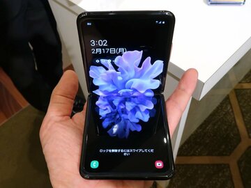 au、縦開きスマホ「Galaxy Z Flip」発売！　実機をチェック