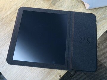 電子メモパッドとワイヤレス充電器が合体した3-in-1仕様のマウスパッド