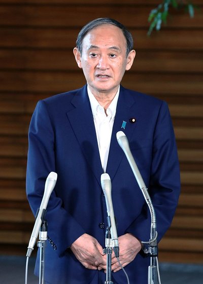 記者団の取材に応じ、自民党総裁選不出馬を表明した菅義偉首相