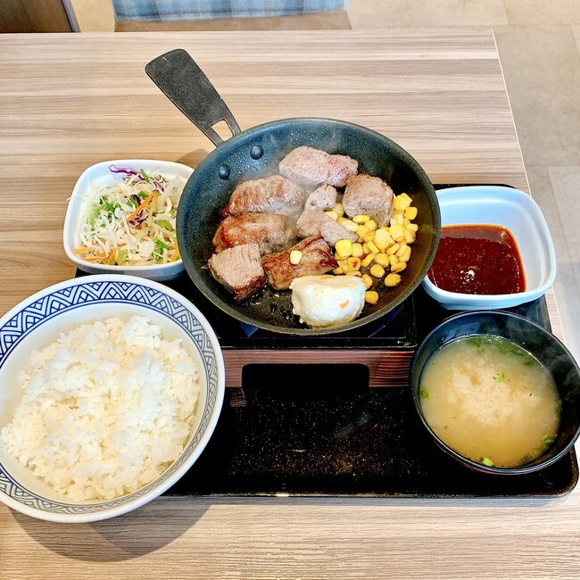 「満腹で帰るのしんどい」吉野家の“豪快すぎる定食”ご飯おかわり無料がありがたい！「吉野家さんやりすぎだよ」「ご飯大盛り2杯も食った」《実食レビュー》