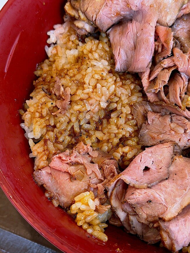 「肉の量3倍はヤバイ！」すき家の“鬼盛りローストビーフ丼”ボリューム凄すぎてビックリした…！「見た目以上に肉多いから幸せ」「売り切れ続出は納得です」