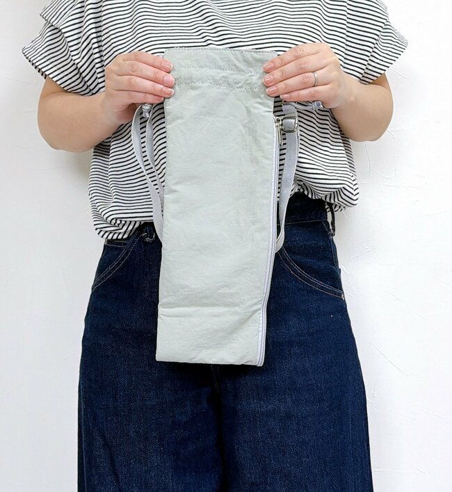 雨の日のストレスが解消…！カインズの「手ぶらで持てる傘カバー」が画期的すぎる！長傘がもうジャマになりません！