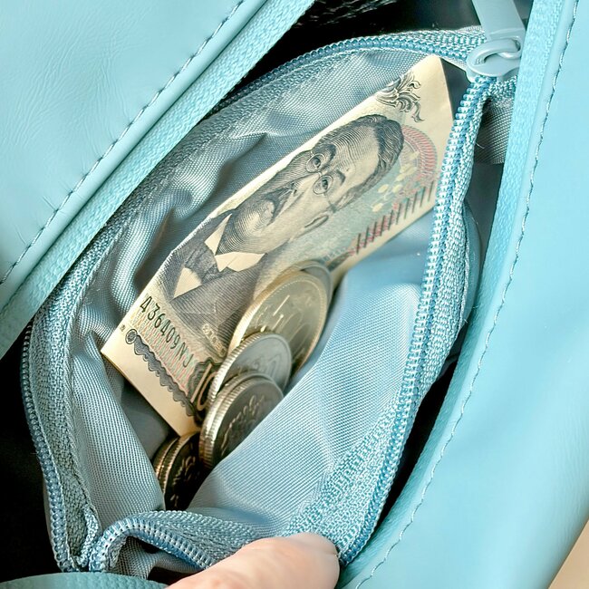 カードや診察券が100枚入った！無印良品の“ポケットたくさんポーチ”通院バッグにもなって天才すぎる！「軽くて疲れない」「毎日愛用しています！」