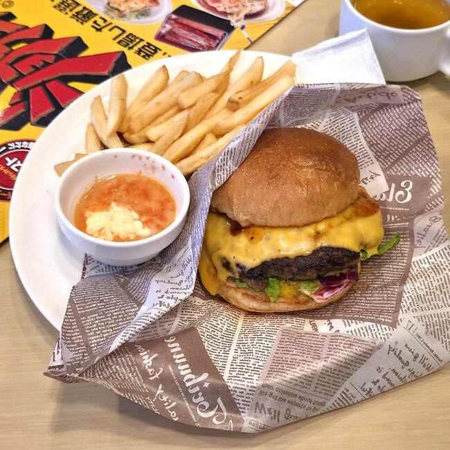 「ひと口で感動した」復活の要望が止まらなかったガストの“絶品ハンバーガー”肉々しくて食べ応えバツグンなんです!「大好きすぎる」「めちゃくちゃおいしかった…!」