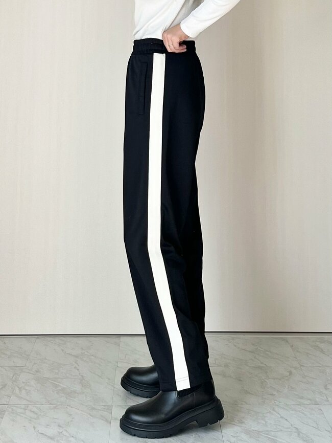 「スポーツメーカーが出したら5000円は超えてきそう」GUの“1990円パンツ”美シルエットなのに着心地バツグン!「3色購入しました」「一年中活躍しそう」