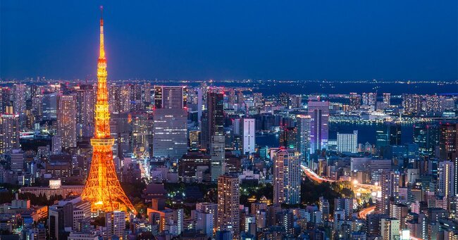 ライトアップされた東京タワーの空撮