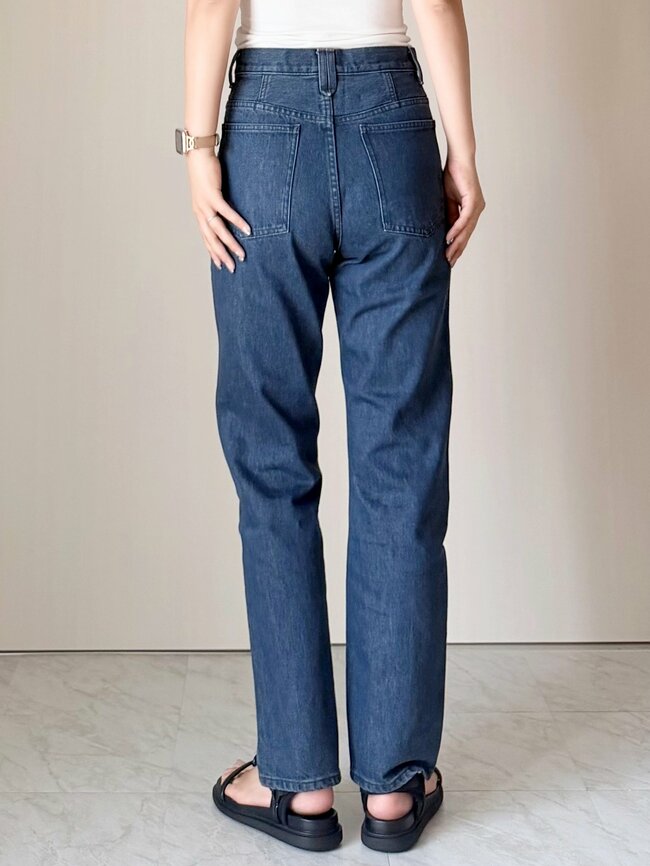 「とても綺麗なシルエット」「スタイル良く見えてびっくり」ユニクロの“新作ジーンズ”はくだけで脚長に見えてスゴい！「とても気に入りました」